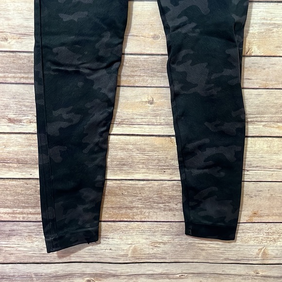 Spanx Black and Gray Camo Size XS EUC - Picture 3 of 6